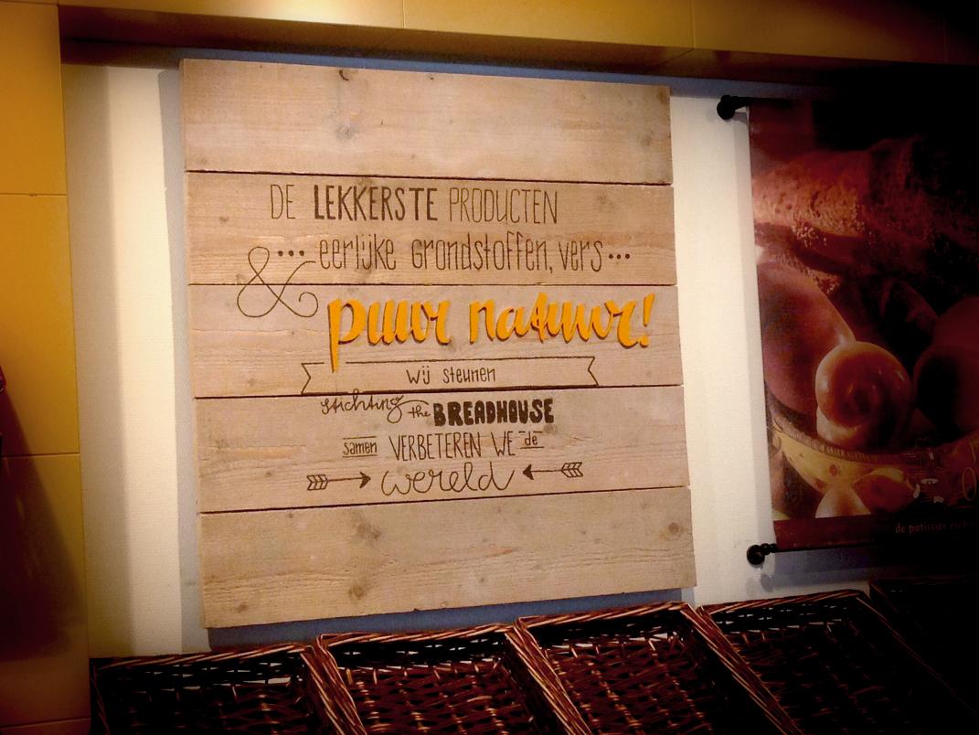 Ook de Enterse winkel van Bakkerij van Otten is voorzien van een visie-bord. #maatwerk #visie #letterillustratie