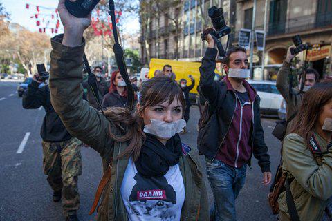laraizband's tweet photo. Nos quieren dormidos, en silencio.#LeyMordaza #SinMordazas #YoConvoco .  No a sus leyes franquistas.No a su represión http://t.co/5gfNyjh2FM