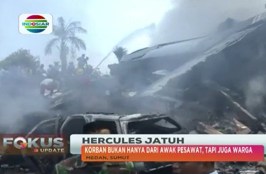 Indosiar's tweet photo. Pesawat Hercules C130 jatuh di Medan, Sumatera Utara. Ke-12 awak pesawat meninggal dunia. #FokusUpdate http://t.co/e17X3xlomy