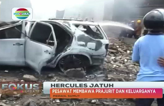 Indosiar's tweet photo. Pesawat Hercules C130 jatuh di Medan, Sumatera Utara. Ke-12 awak pesawat meninggal dunia. #FokusUpdate http://t.co/e17X3xlomy