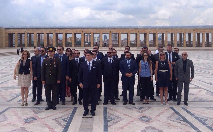 TUGIAD's tweet photo. TÜGİAD Heyeti Ata’mızın Huzurunda. @rahmicuh http://t.co/X4sPsjX0BI