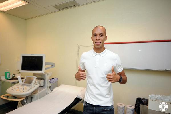 ZonaDeportivaZD's tweet photo. OFICIAL | Miranda es nuevo jugador del Inter de Milán. Acaba de pasar reconocimiento médico. http://t.co/mGo8o4YzZm