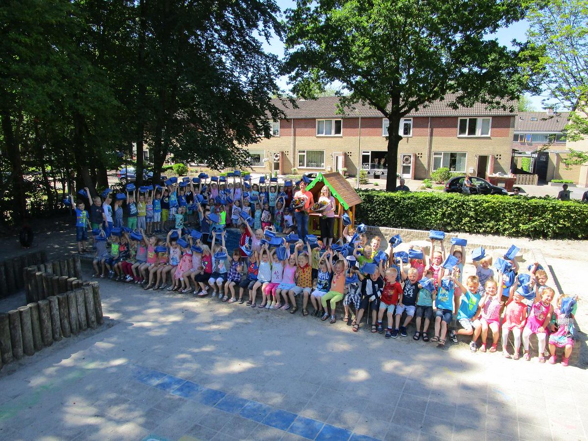 CBSDeWynroas's tweet photo. Laatste "overblijven op school". Kleuters met  koeltasjes
 De "overblijfmoeders": Hillie Brouwer en Nicole Dijkstra. http://t.co/V6kPCtA7vp