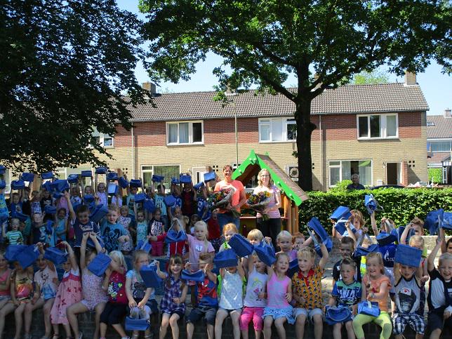 CBSDeWynroas's tweet photo. Laatste "overblijven op school". Kleuters met  koeltasjes
 De "overblijfmoeders": Hillie Brouwer en Nicole Dijkstra. http://t.co/V6kPCtA7vp