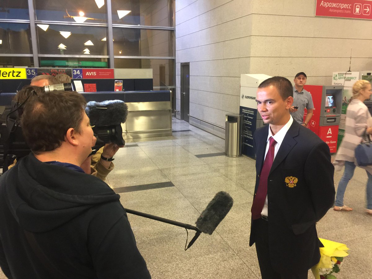 Russian media welcomes <a href="/CPEngland2015/">CPFWC England 2015</a>  champions to Moscow at 2am. 
Несмотря на ночь, журналисты #россия2 с нами!