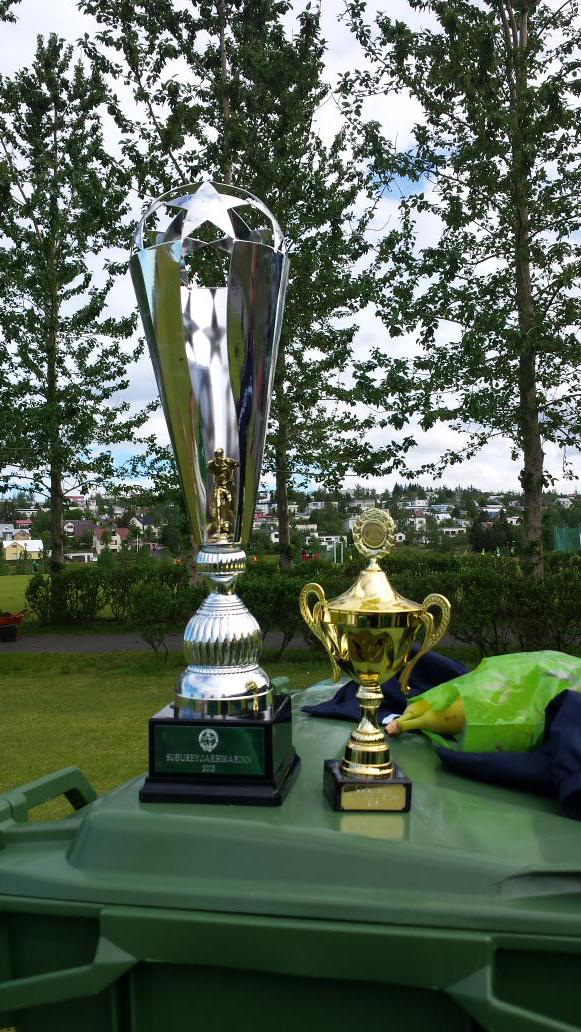 sigurjnsd's tweet photo. Bikarinn fyrir Orkumótið í eyjum (6.fl kk) vs bikarinn fyrir Pæjumótið í Eyjum (5.fl kvk)
Þetta í lagi?
#fotboltinet http://t.co/BbPmYIiU2j