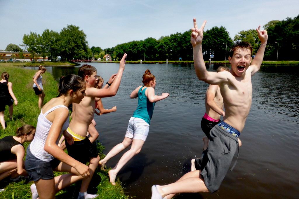 telegraaf's tweet photo. Advies: Zwem niet in rivieren en kanalen http://t.co/kgsArk4MMJ #Hittegolf http://t.co/jJHHS13H7b