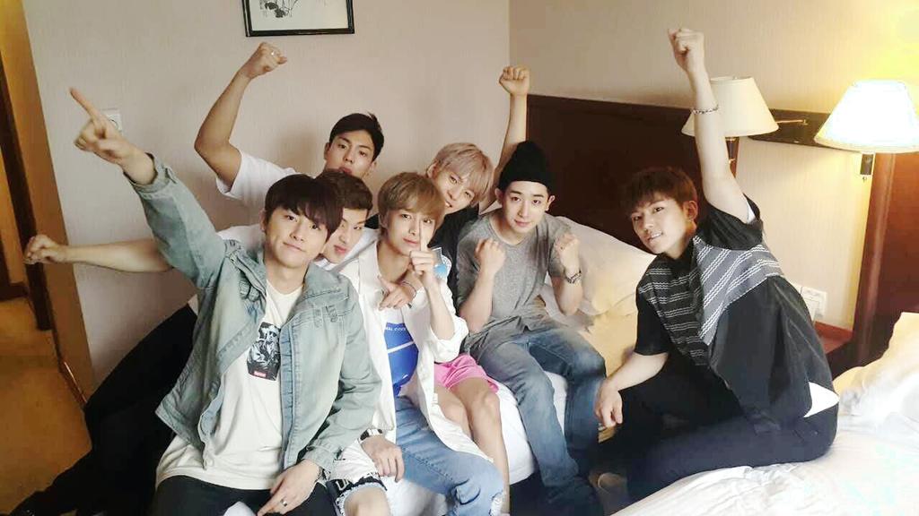 OfficialMONSTAX's tweet photo. [#MONSTA_X] 중국에서도 #씨스타 누나들 응원은 멈추지 않는다! 화이팅 넘치는 사진을 보내온 #몬스타엑스! 지금 바로 SBSMTV 더쇼! '#1119' 로 '씨스타' 를 적어 문자투표 부탁드립니다~ http://t.co/vGlvAbFE5u
