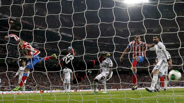 ATMCholismo's tweet photo. GRACIAS MIRANDA!! TE PUEDES IR CON EL SENTIMIENTO DE HABER CUMPLIDO TU DEBER EN EL ATLÉTICO #MirandaAlé http://t.co/dPq1wCP8GQ