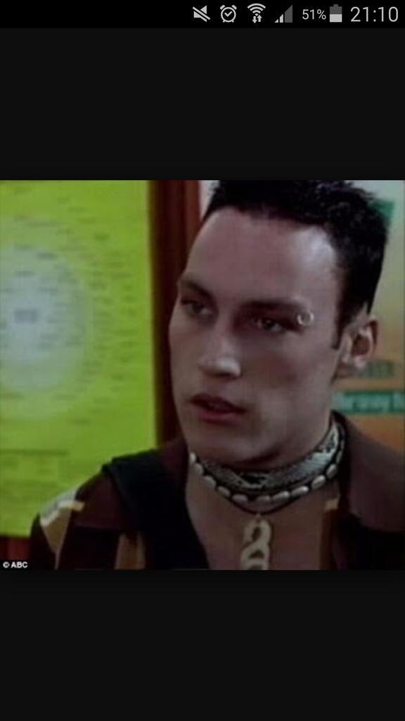 maddie_gasp's tweet image. real men wear chokers. #90sflashback #drazic