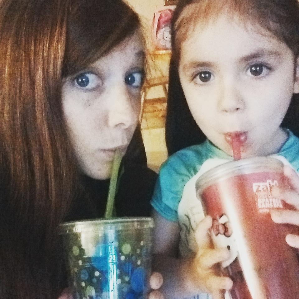 LizzyWienie's tweet photo. Smoothie twins #drinkyourveggies #smoothies http://t.co/tHMVP02ls3
