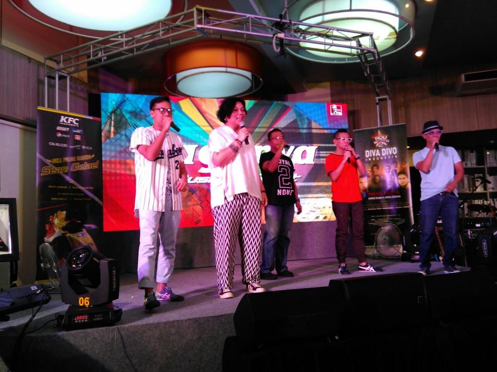 AvanzaClub_ID's tweet photo. penampilan @projectpop acara Meet&amp;Greet @IDSeanGP @KFCINDONESIA kemang @SPORTKU @KompasTV #KopdarTACI #JagonyaAyamJKT http://t.co/V9xkJ9gQhh
