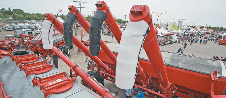 CDNag's tweet photo. The Morris tender cart fills a big air seeder in less than 10 minutes. http://t.co/JVbMz6h5qQ #westcdnag ##CFPS15 http://t.co/wmEzyfLgXl