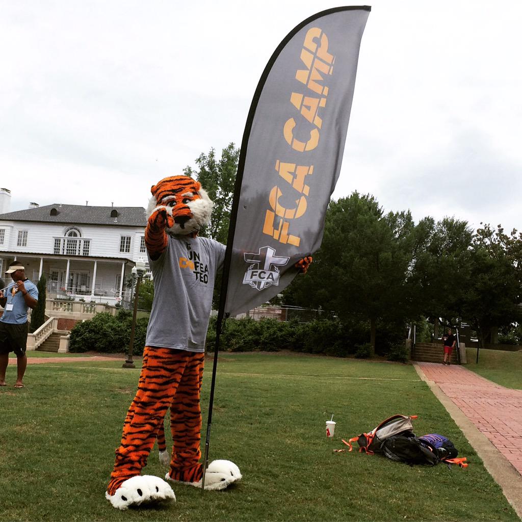 A BIG thanks to <a href="/AubietheTiger01/">Aubie the Tiger</a> for hanging out at #FCAcamp!!! #AuburnFCAcamp #undefeated #Aubie