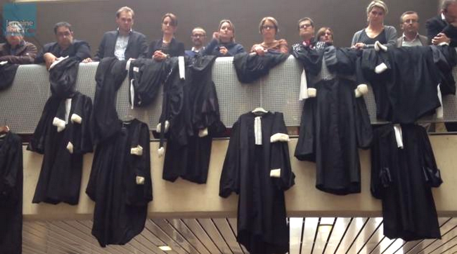Fildroit's tweet photo. Canicule : opération de séchage obligatoire des robes après les audiences... #avocat #LaVieDavocat http://t.co/VSmrENbDS2