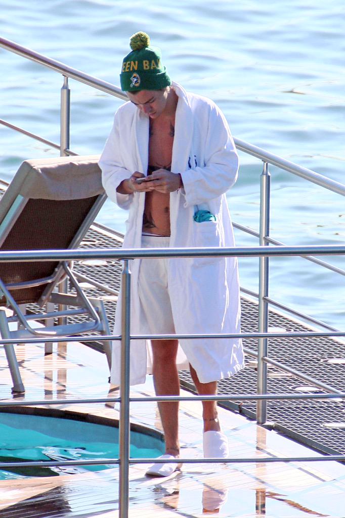 leeenzyy's tweet photo. ITS BEEN EXACTLY A YEAR AGO TODAY SINCE WE LAST SAW HARRY SHIRTLESS IT FEELS LIKE IT BEEN 100 YEARS. WOW TIME FLIES http://t.co/RcLAitWkni