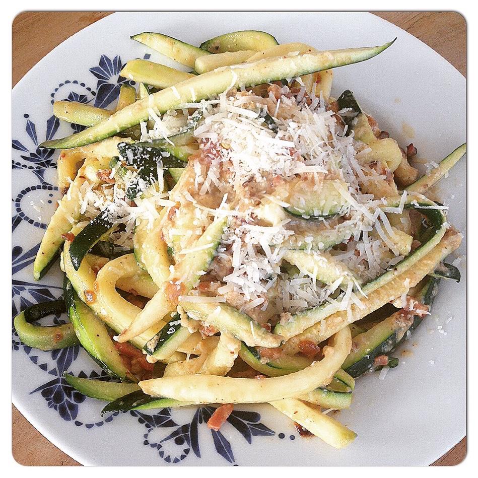 Carbonara maar dan anders. In plaats van pasta heb ik courgettelinte... goo.gl/9wTLzy