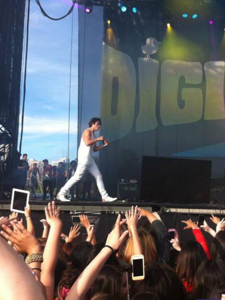 lovenikki123's tweet photo. @iamKennyHolland looking so good in all white!ππ
#digifesttor http://t.co/O9zWdTLoGx