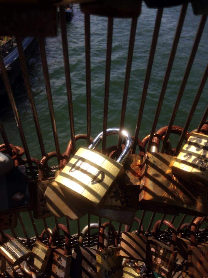 mimziland's tweet photo. My bf never fails at making me the happiest 😋😋 mimi+andres, ders+daisy 😊
#BridgeOfLocks #paris http://t.co/FpKntXBvFL