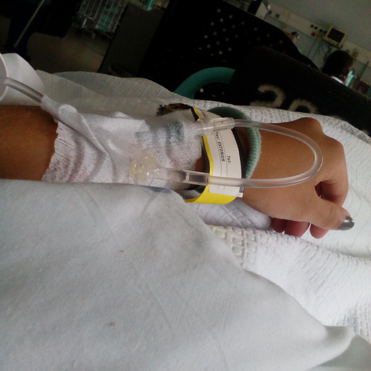 matos7969's tweet photo. Ontem e hoje no hospital a apanhar soro :(
Só a mim me acontece isto 
#boa_tarde http://t.co/DNBqxQAnAh