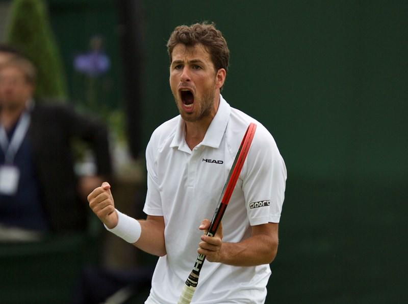 KNLTB's tweet photo. Robin Haase bereikt de tweede ronde van @Wimbledon, hij treft nu @andy_murray: http://t.co/eCahJloIvU http://t.co/Ht5hQvrq69