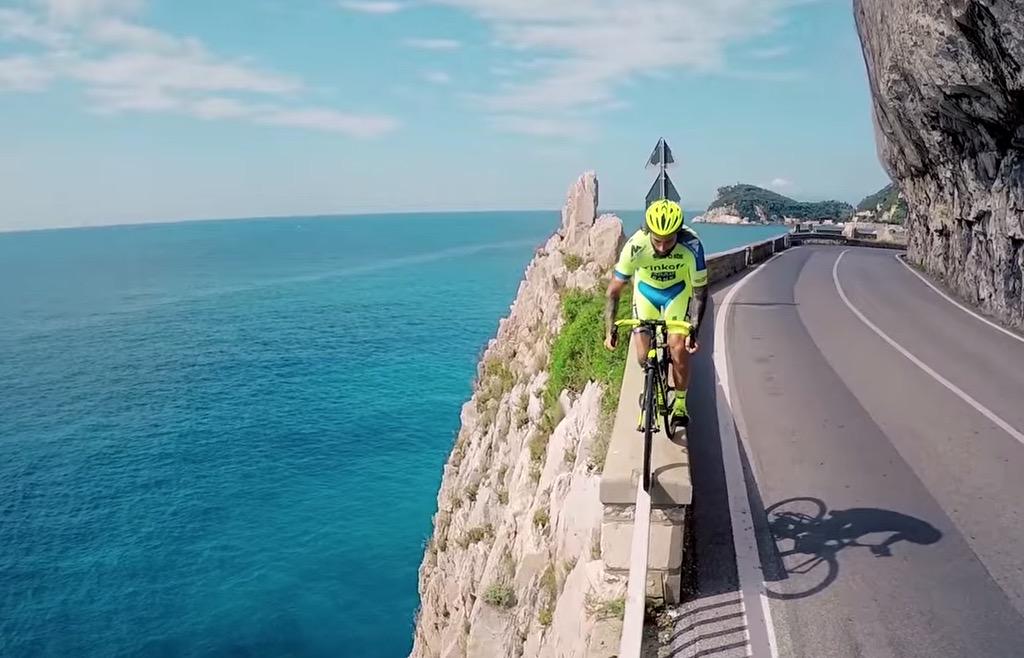 BleacherReport's tweet photo. VIDEO: Professional cyclist Vittorio Brumotti pulls off some insane tricks on a road bike http://t.co/vU7XnLgntr http://t.co/ok0PCqV4As