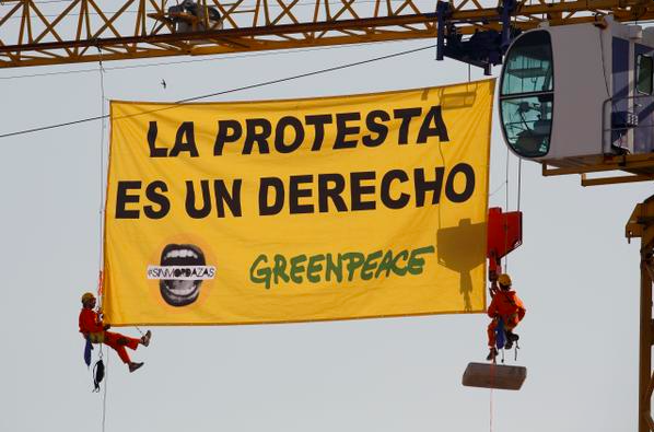 GreenpeaceArg's tweet photo. Activistas de @greenpeace_esp protestaron contra la nueva Ley Mordaza del Gobierno de #España. ¡RT Y APOYALOS! http://t.co/HnCSoynHUh