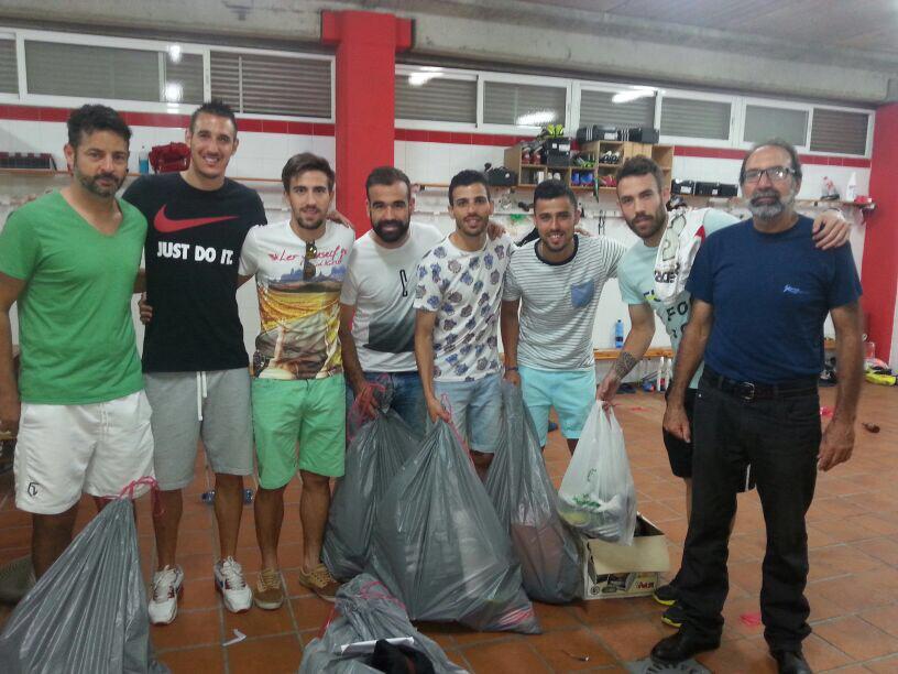 adrianpavon89's tweet photo. Nos veremos muy pronto!! pero pase lo que pase nunca olvidare al "COMANDO MAIRENA" gracias !!❤️⚽️ http://t.co/0Vn1sAYjgC