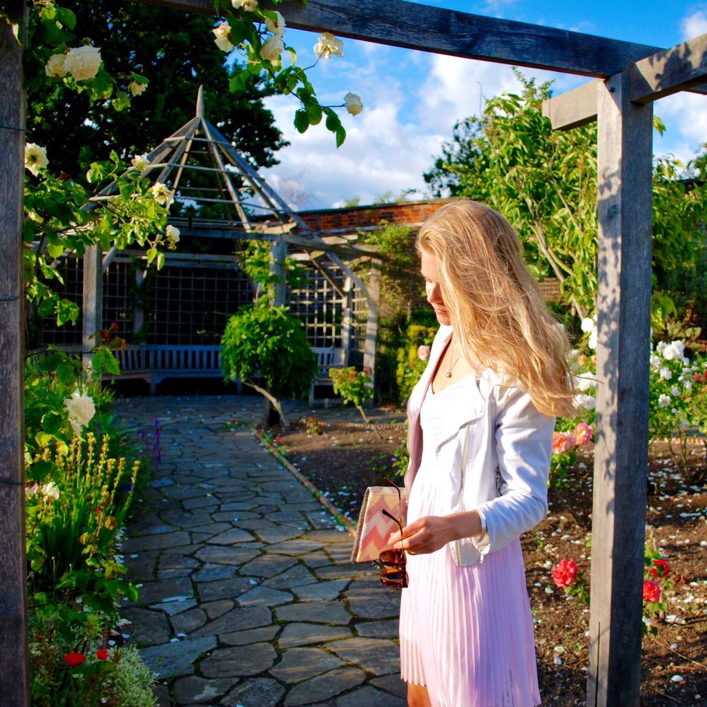 hattiewest's tweet photo. Secret Garden #ootd feat. @UKGap @massimodutti @BeachCandyUK @KatieRowland_ @ray_ban #todayimwearing #blogger http://t.co/uxLc3QMnzN