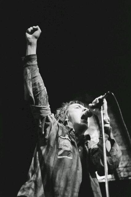 Montor maburrr! Mudhunooooooo... Hwahaha. at the pic: john lydon (sex pistols) live at paradiso, amsterdam th 1977