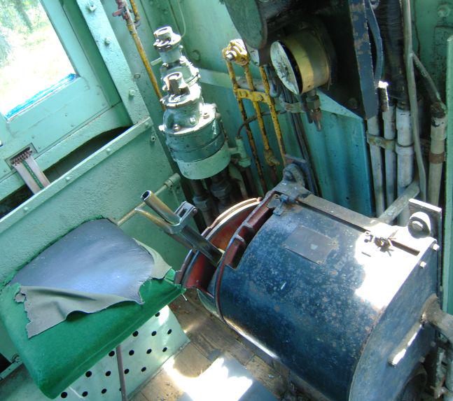 特別整備前の名鉄デキ400が同様な横軸ドラムマスコンだった。 ブレーキ