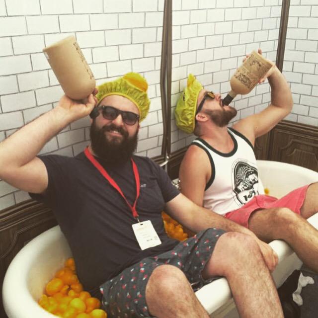 ScottKaye7's tweet photo. #ImbibeLive #gin #rubberducks #bathtub http://t.co/Bu719XAIpI
