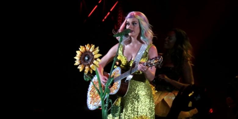 kompascom's tweet photo. Katy Perry, Perempuan Selebriti Berbayaran Tertinggi 2015 http://t.co/rYyNlzjoLY http://t.co/BRg6nrdktS