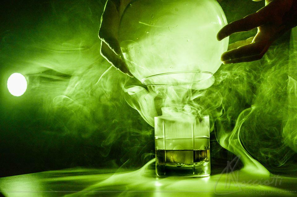 alexis_Glisenti's tweet photo. Whisky ahumado con virutas de barrica, hielo esfera, jengibre.@FGallaretto @alexis_Glisenti http://t.co/UIzudOFEJm