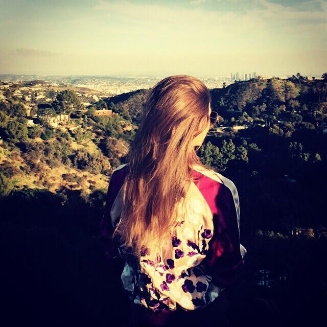 Hasleytty's tweet image. *Paseaba por los alrededores del colegio,metida en mis recuerdos * Rol abierto