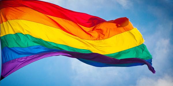 El Ayuntamiento sí ha cedido en la censura parcial de la campaña de banderolas por el Orgullo
