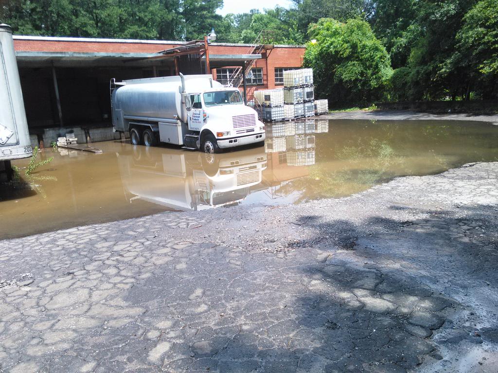 dirtcar35's tweet photo. @@courtneyg_style lil' bit of water http://t.co/0DUCVxx3R6