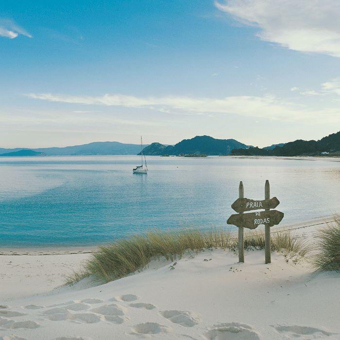ViajerosLowCost's tweet photo. El paraíso a la vuelta de la esquina ;) #IslasCíes #Galicia RT http://t.co/lvsWtUtXBR