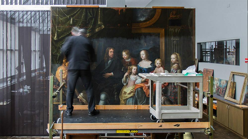 thisiscolossal's tweet image. Watch the tedious 10-month restoration of a 355-year-old masterwork at the @metmuseum thisiscolossal.com/2015/06/brun-p…