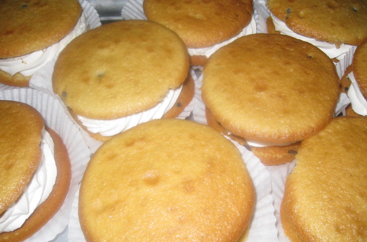 Dees1SmrtCookie's tweet image. The latest from the kitchen: Vanilla Whoopie Pies with Chocolate Filling! #whoopie #vanillachocolate #yummytreat