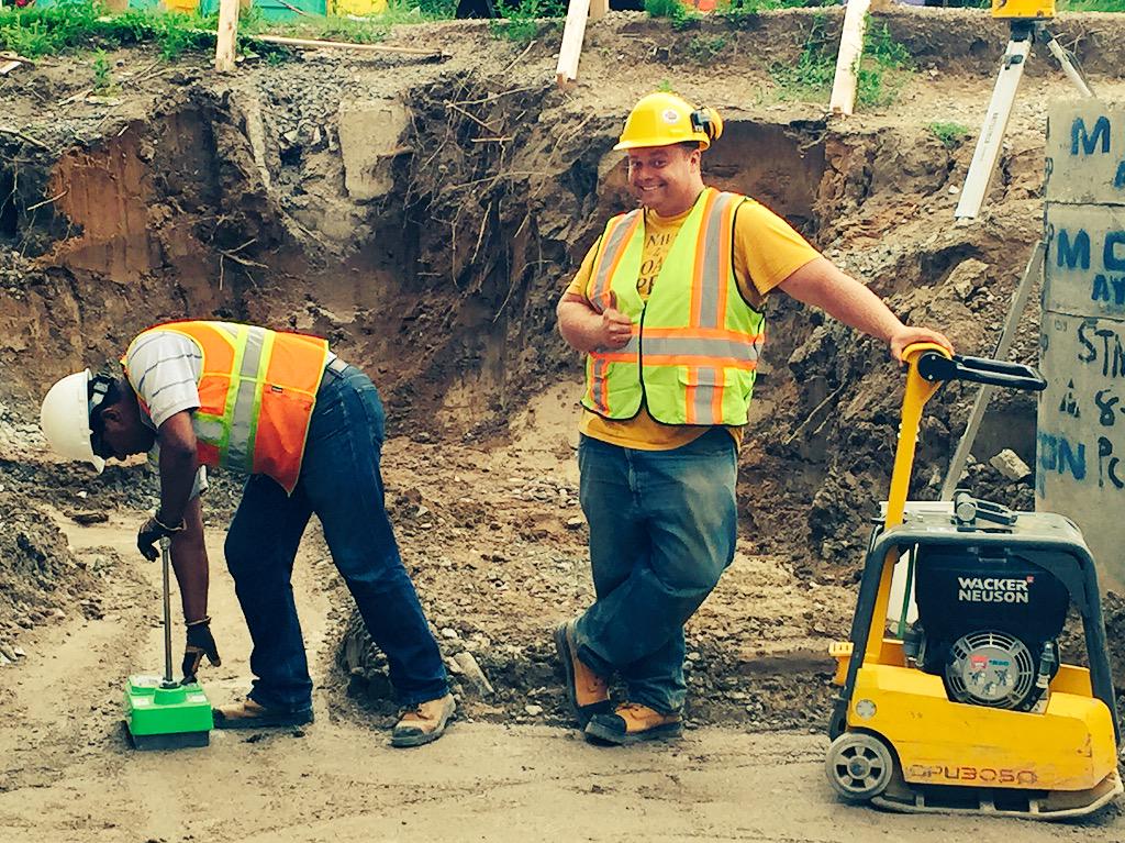 Paver_King's tweet image. This #CompactionTest is #HardscapeRobFord approved! #98%AllDayLong @Navascape #GrandeWall 
Are you ready?@shelfoon