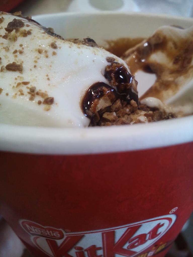 Elen_rf's tweet photo. #mirespiro #calor #icecream #kitkat http://t.co/jysUaJbjd7