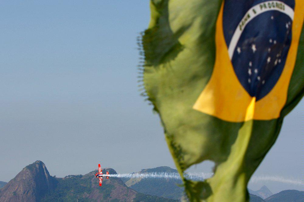 RedBullBR's tweet photo. .@MiBrasil se quiser voar ainda mais alto por aqui, conte com as nossas asas. #MiBrasilChegou #xiaomi http://t.co/C0Mygj4XAm