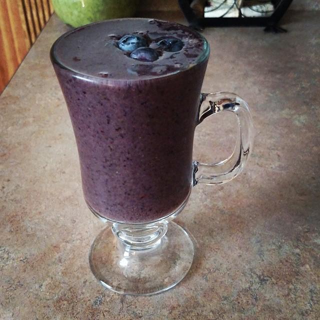 NUTRiBULLETFans's tweet image. Blueberry packed smoothie with banana, spinach and kale
#wholejuice #prettyglass #fruit #nutribullet #mthfr #nutrit…