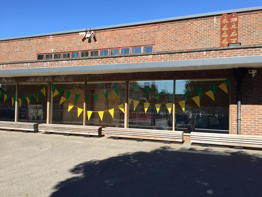 RabbiMarkG's tweet photo. Our Shul is ready for #GoldersGreenTogether - celebrating the real spirit of Golders Green this Shabbat!  @Alythsyn http://t.co/7qTQmDCSpu
