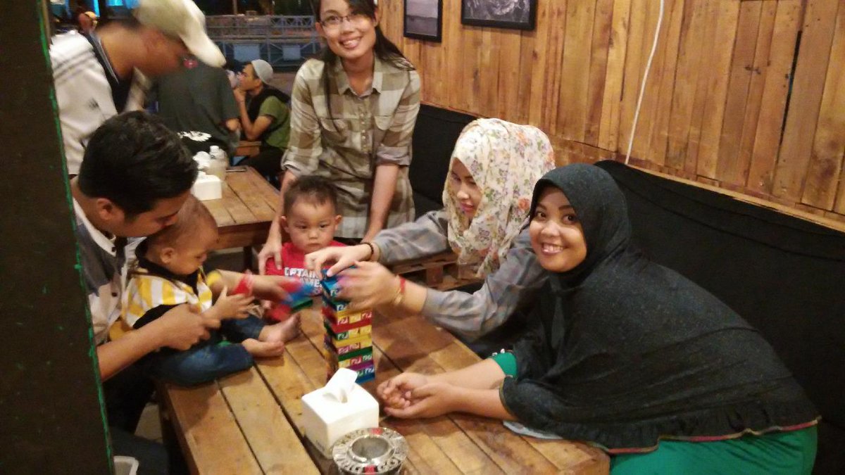 Cekyan_ID's tweet photo. Buka bareng di @mr_milk13 minumannya enak,, mbak ownernya kece. Suitt suitt. http://t.co/Wqdl02uxld