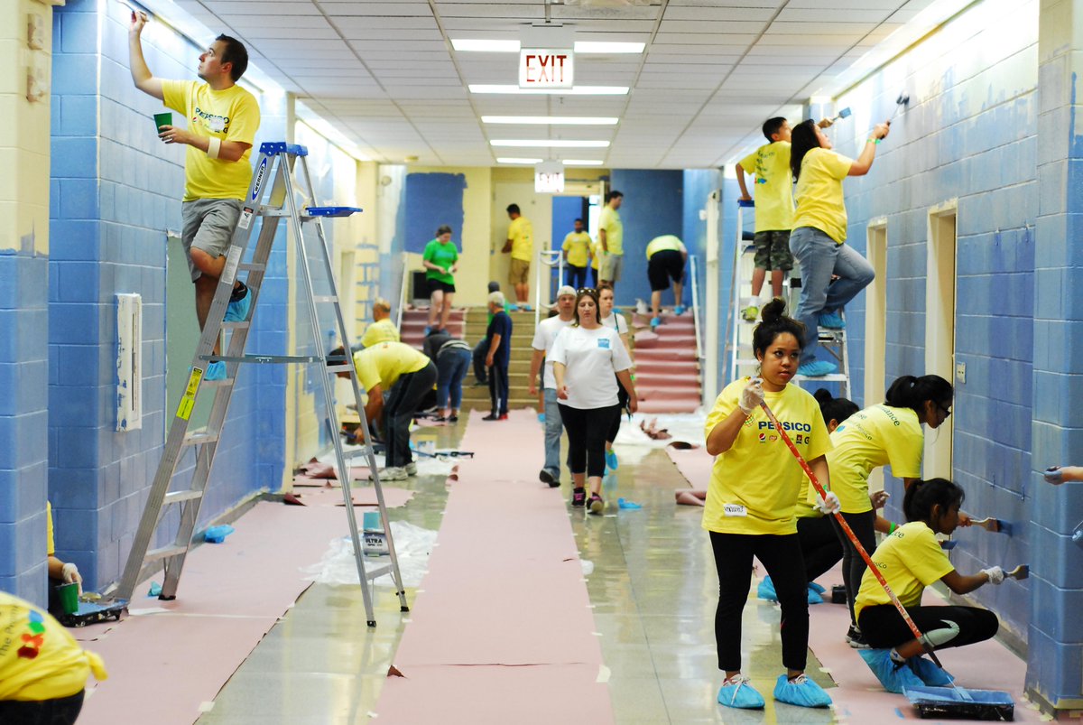 PurdyPaintTools's tweet photo. Thanks to @ChicagoCares for making us a part of their Serv-A-Thon! Let's hear it for the volunteers! #ImImpact http://t.co/TrLOHDXgBY
