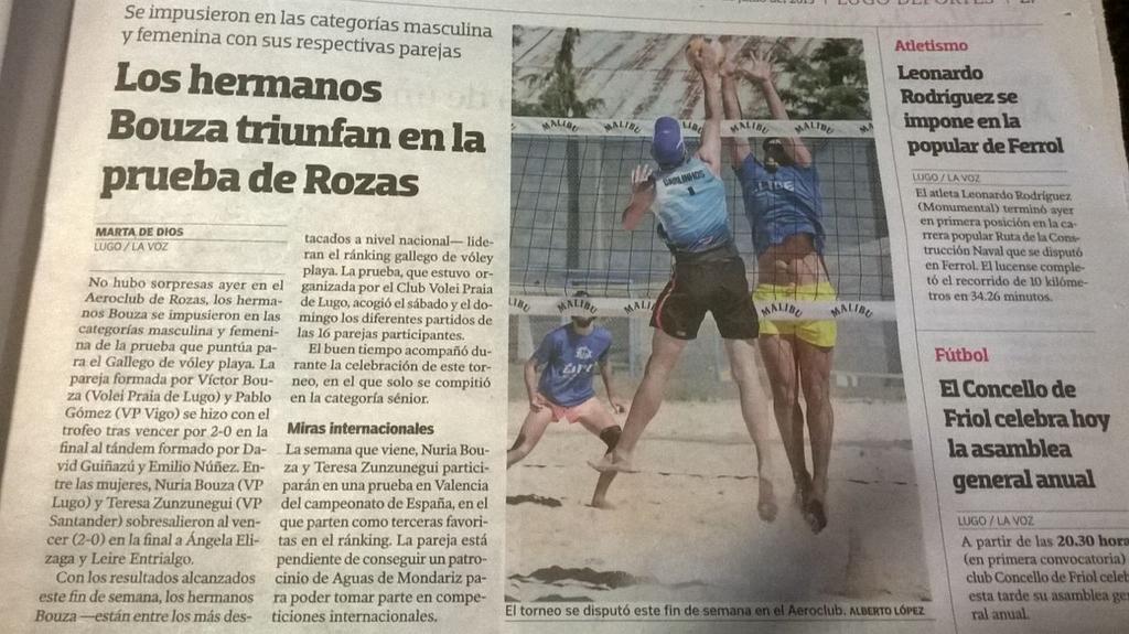Foto de Yañez de <a href="/OurenseVP/">Ourense Volei Praia</a> frente a los Jugadores de Ferrol en la prensa local de Lugo.