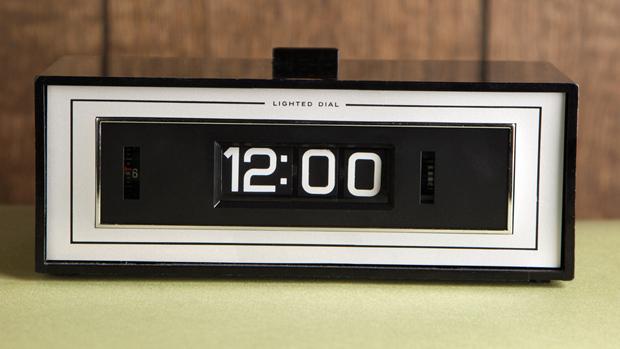 CBCNews's tweet photo. Why our clocks are being set ever-so-slightly back this week: http://t.co/SVYCTRlWzB #leapsecond http://t.co/EIwL6PcXIV