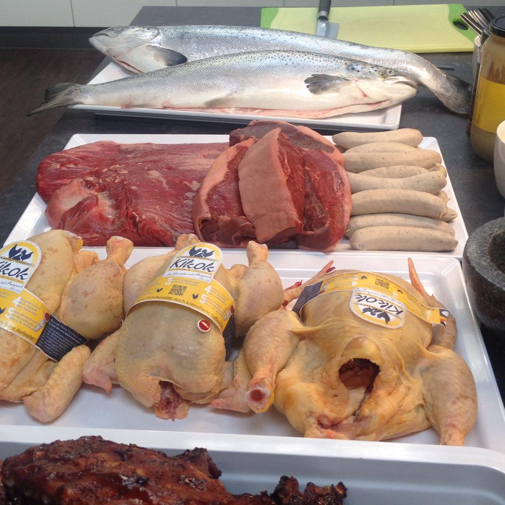 argone69's tweet photo. Dans le temple du barbecue pour un atelier culinaire 🍴👍 #grillschule #jaimelallemagne #barbecue http://t.co/JjYb7VjLob
